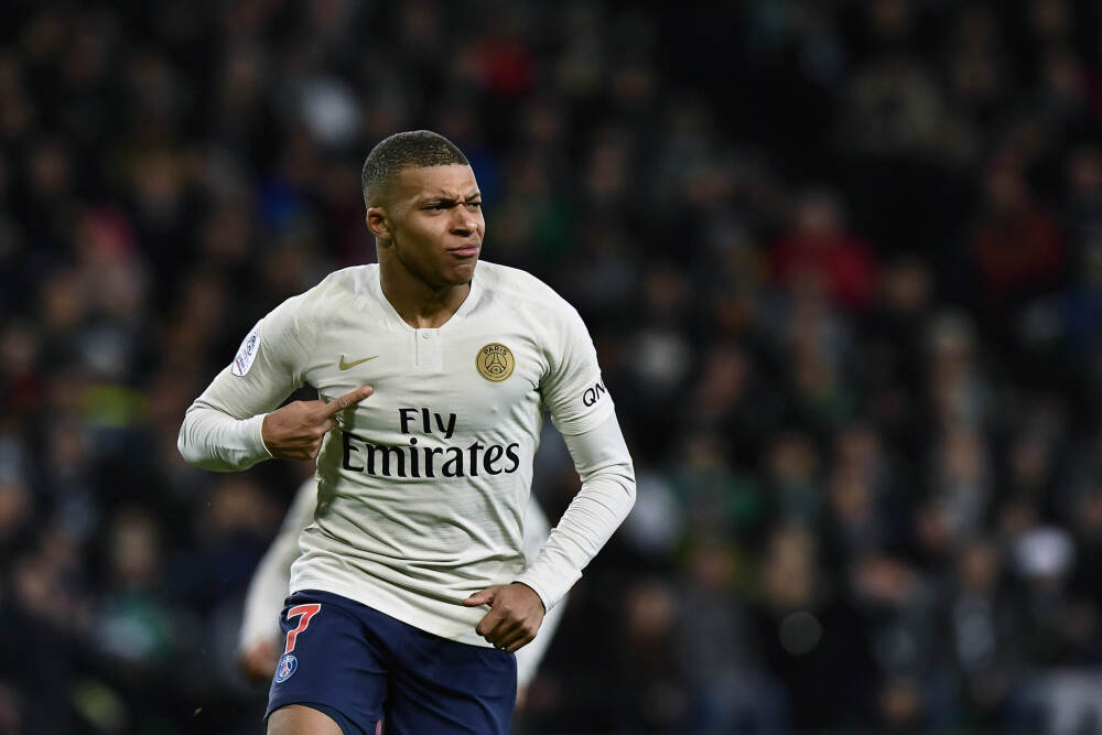 罗马诺：顶级俱乐部关注19岁中场斯米特，预计转会费超4000万欧